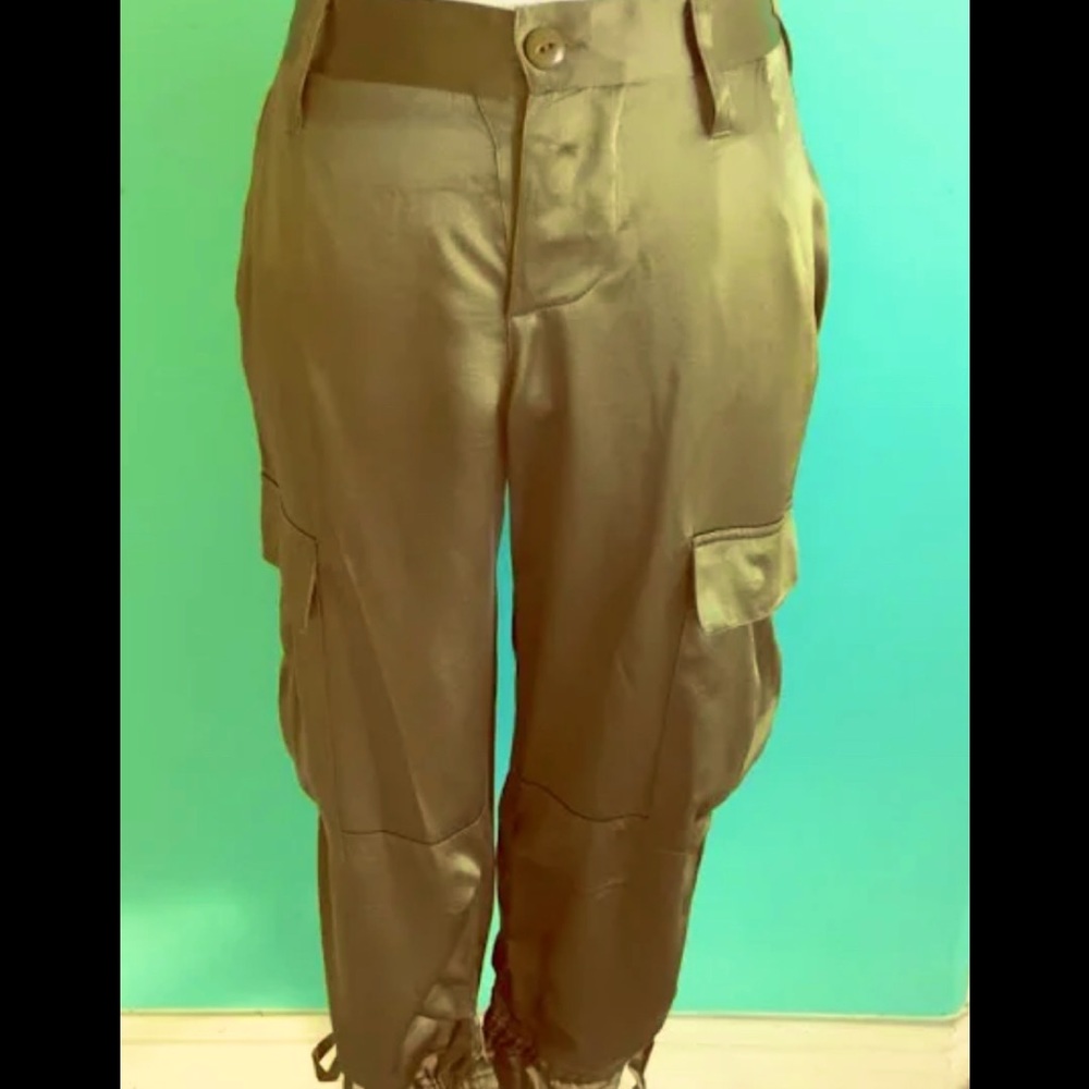 Joie size 27 Silk cargo pants. Ankle tie adjusts length/style. Army green.
